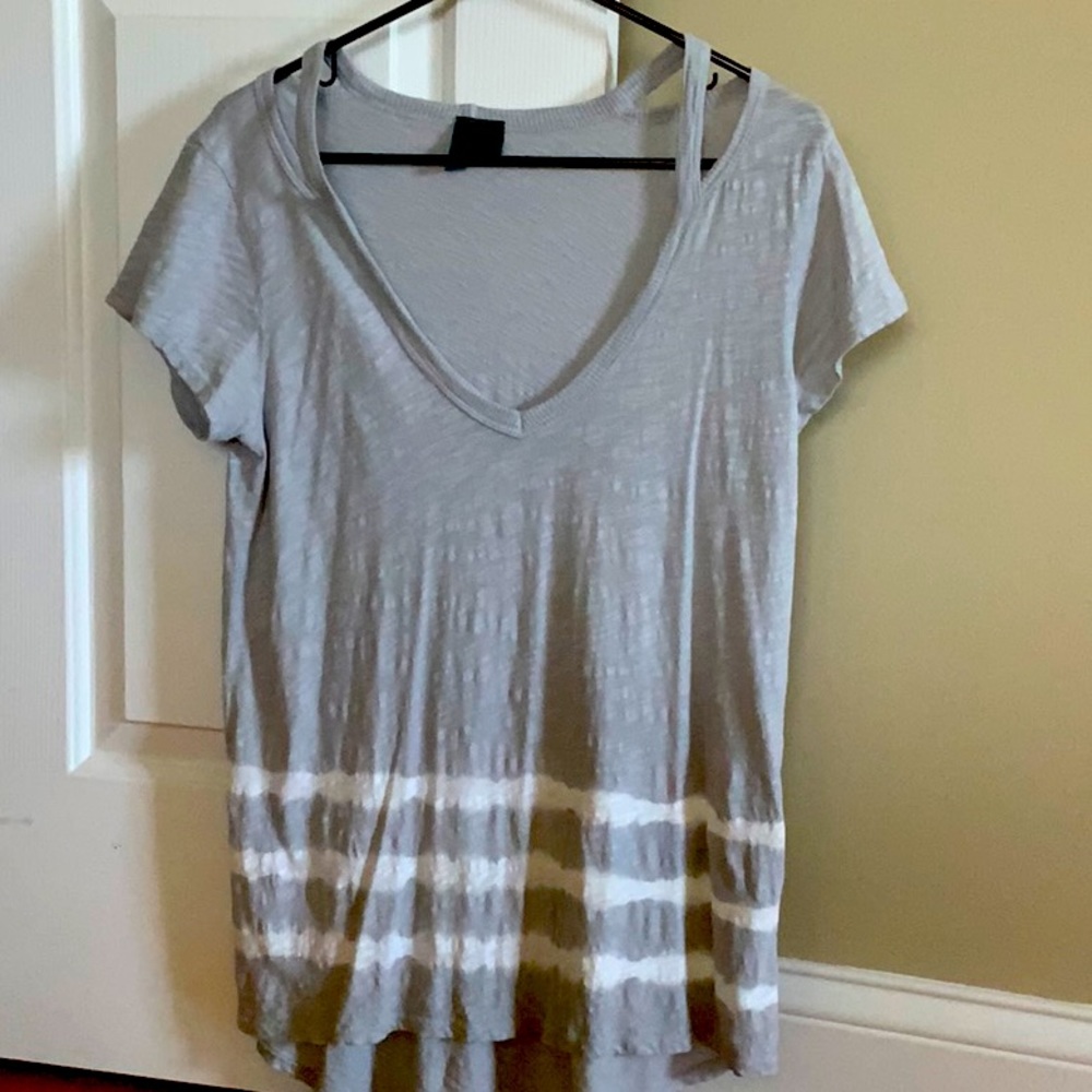 Cute t shirt with shoulder detail